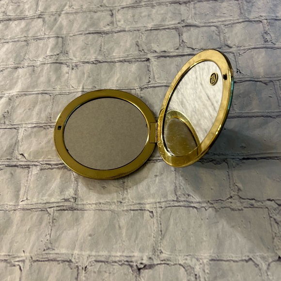 VINTAGE GERMANY TWO GIRLS SISTERS & DOG PORTRAIT DOUBLE MIRROR COMPACT (1950’S) - Picture 4 of 5